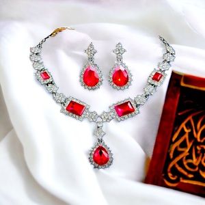 Elegant Jewelry Set with necklace and pair of earrings - Great for any occasion